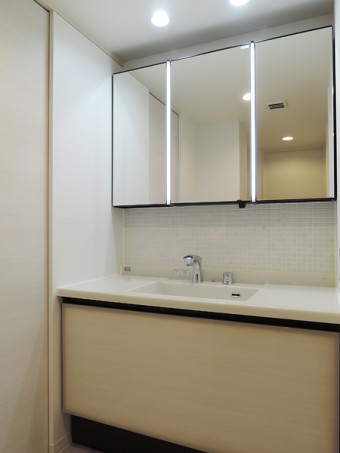 リビングを可動式の間仕切りで明るく広い空間に リビングを可動式の間仕切りで明るく広い空間に